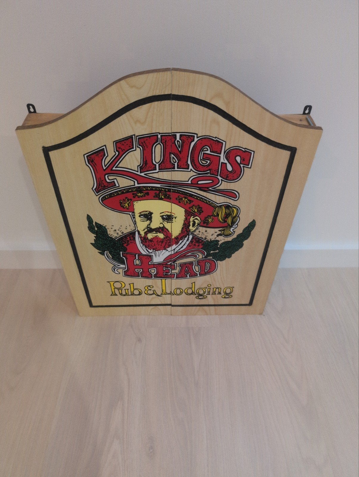 Dartbordkast Kings Head Pub & Lodging, Ophalen