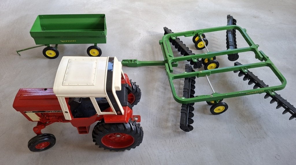Ertl International 1586 trekker en 2 werktuigen, schaal 1:16, Overige merken, Gebruikt, Ophalen of Verzenden, Groter dan 1:32
