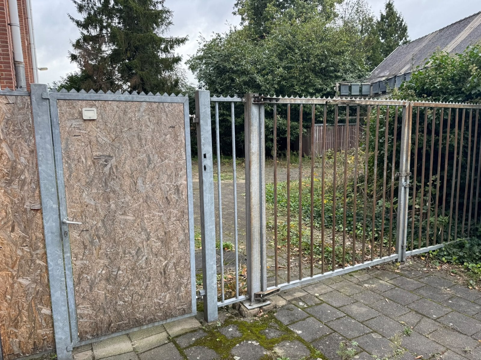 Gebruikte dubbele poort met looppoort - 4 m breed, Ophalen, Met poort, Gebruikt, Spijlenhekwerk