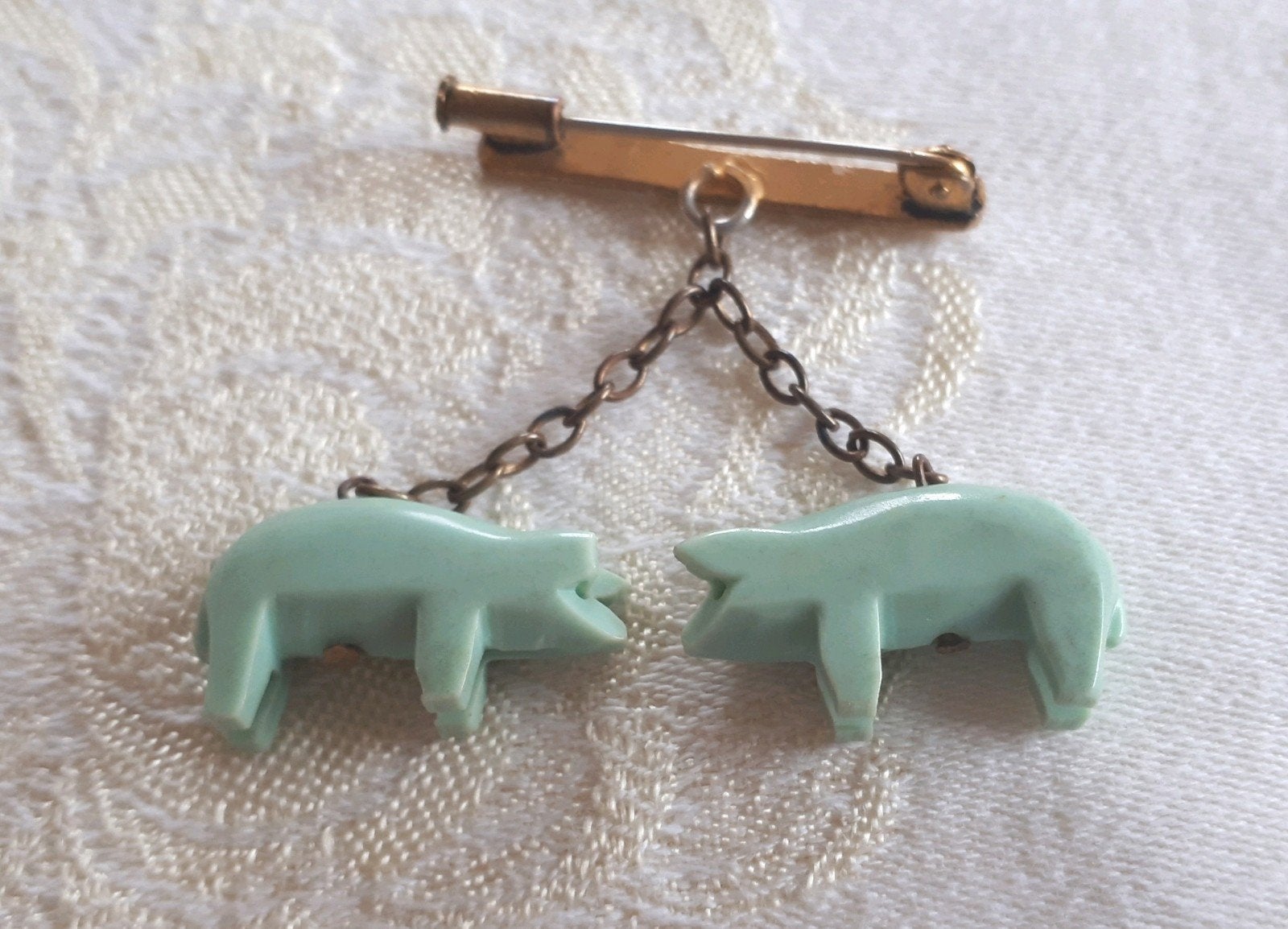Art Deco Broche met 2 Bakelieten Varkentjes., Ophalen of Verzenden, Overige materialen, Broche