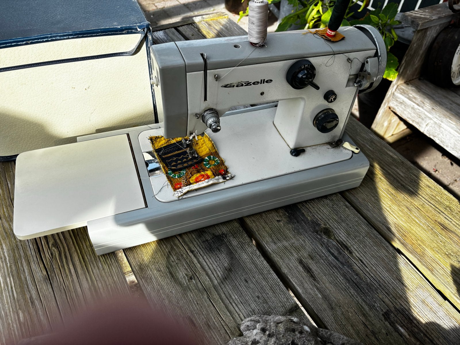 Gazelle ZZ 500 Naaimachine met koffer en accessoires, Ophalen of Verzenden, Gebruikt, Naaimachine, Overige merken