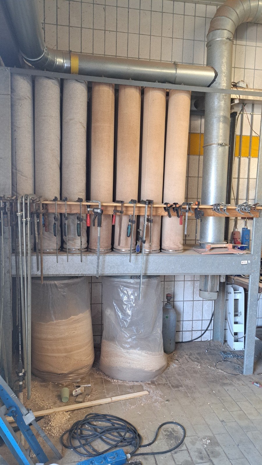 houtafzuiginstallatie werkend, Ophalen