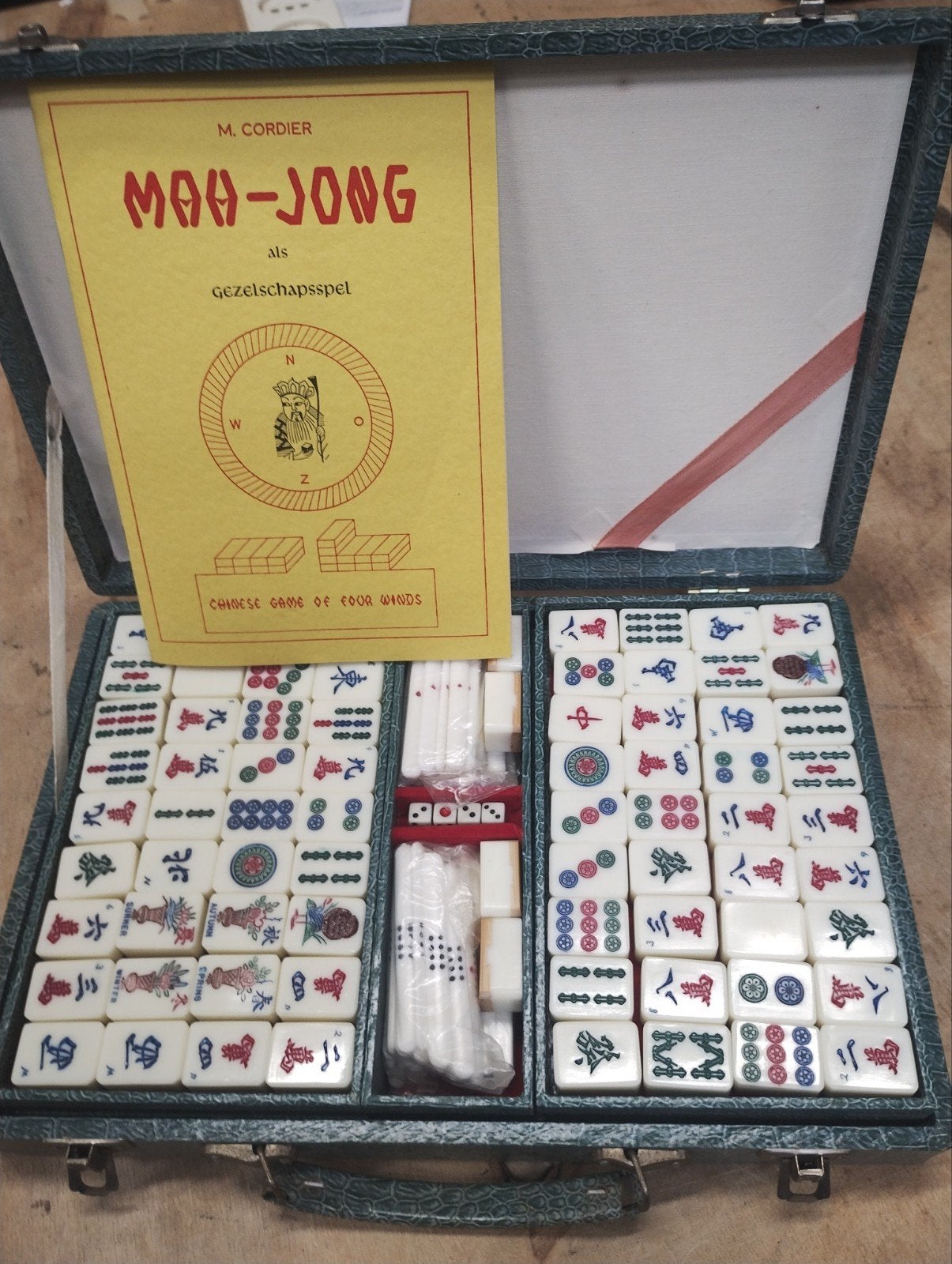 Vintage Mahjong Spel (ivoor) in Koffer, Gebruikt, Onbekend, Ophalen of Verzenden, Drie of vier spelers