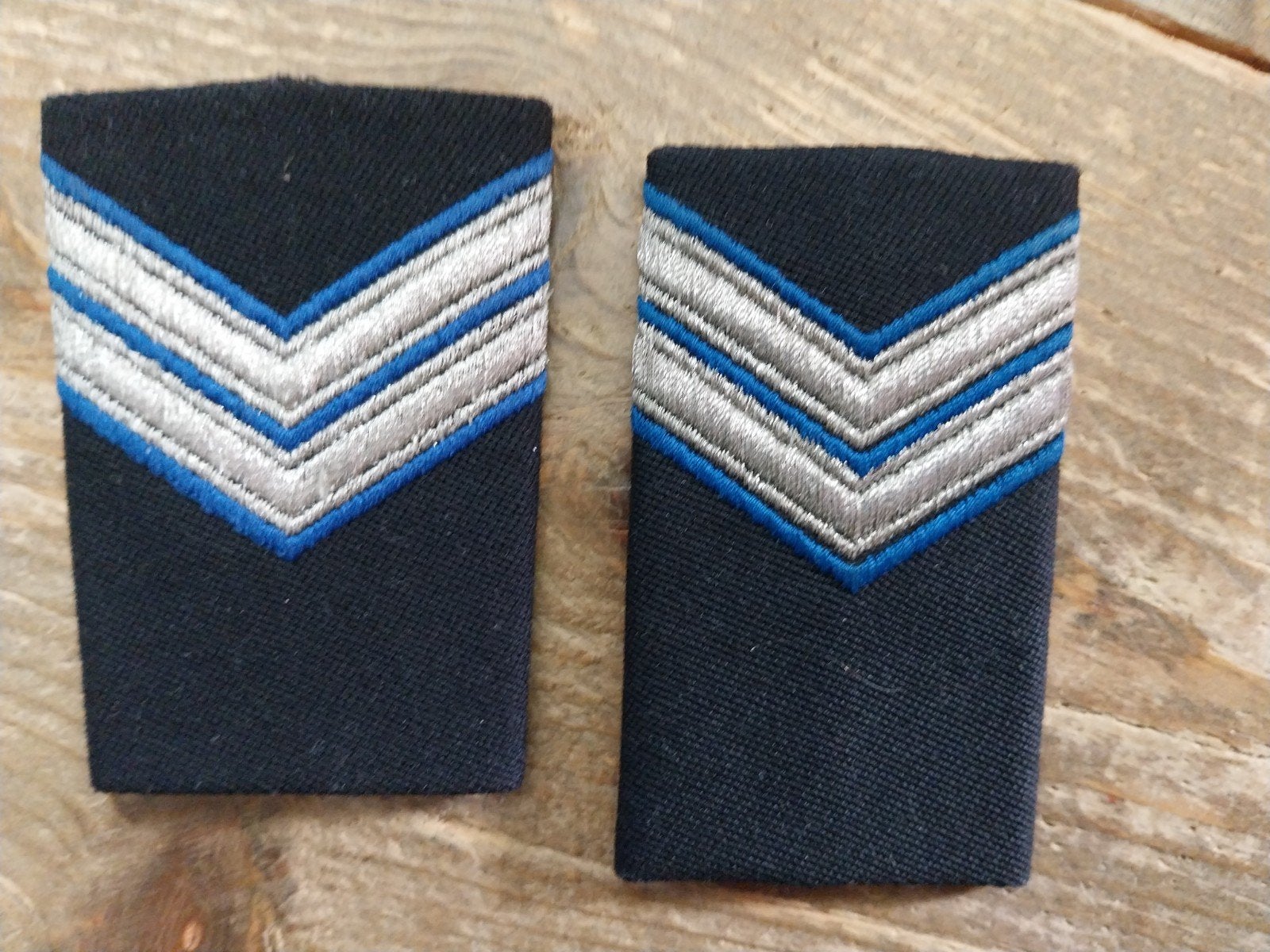 Schouderstukken koninklijke Marechaussee Zilveren Chevrons m, Verzamelen, Ophalen of Verzenden, Luchtmacht, Nederland, Embleem of Badge