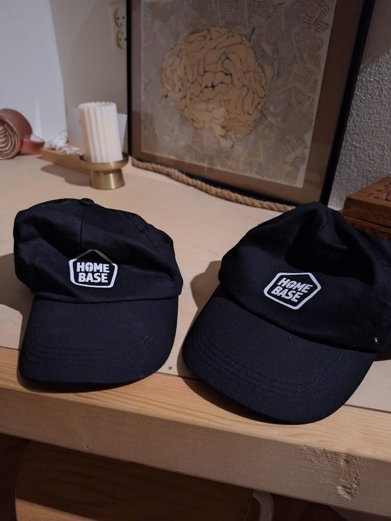 Twee petten met Home Base, Ophalen of Verzenden, Zo goed als nieuw, 134 t/m 140, Jongen of Meisje