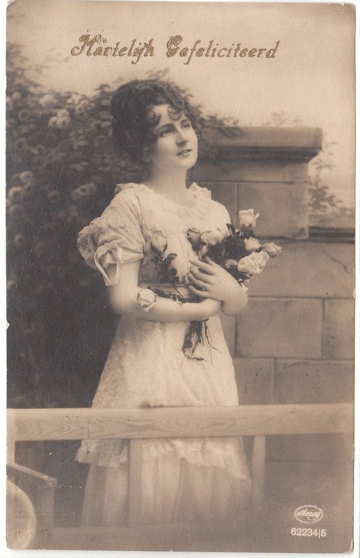 Ansichtkaart van jonge dame met witte rozen [4182]  [VeAnTh], Verzamelen, Ophalen of Verzenden, 1920 tot 1940, Gelopen, Feest(dag)