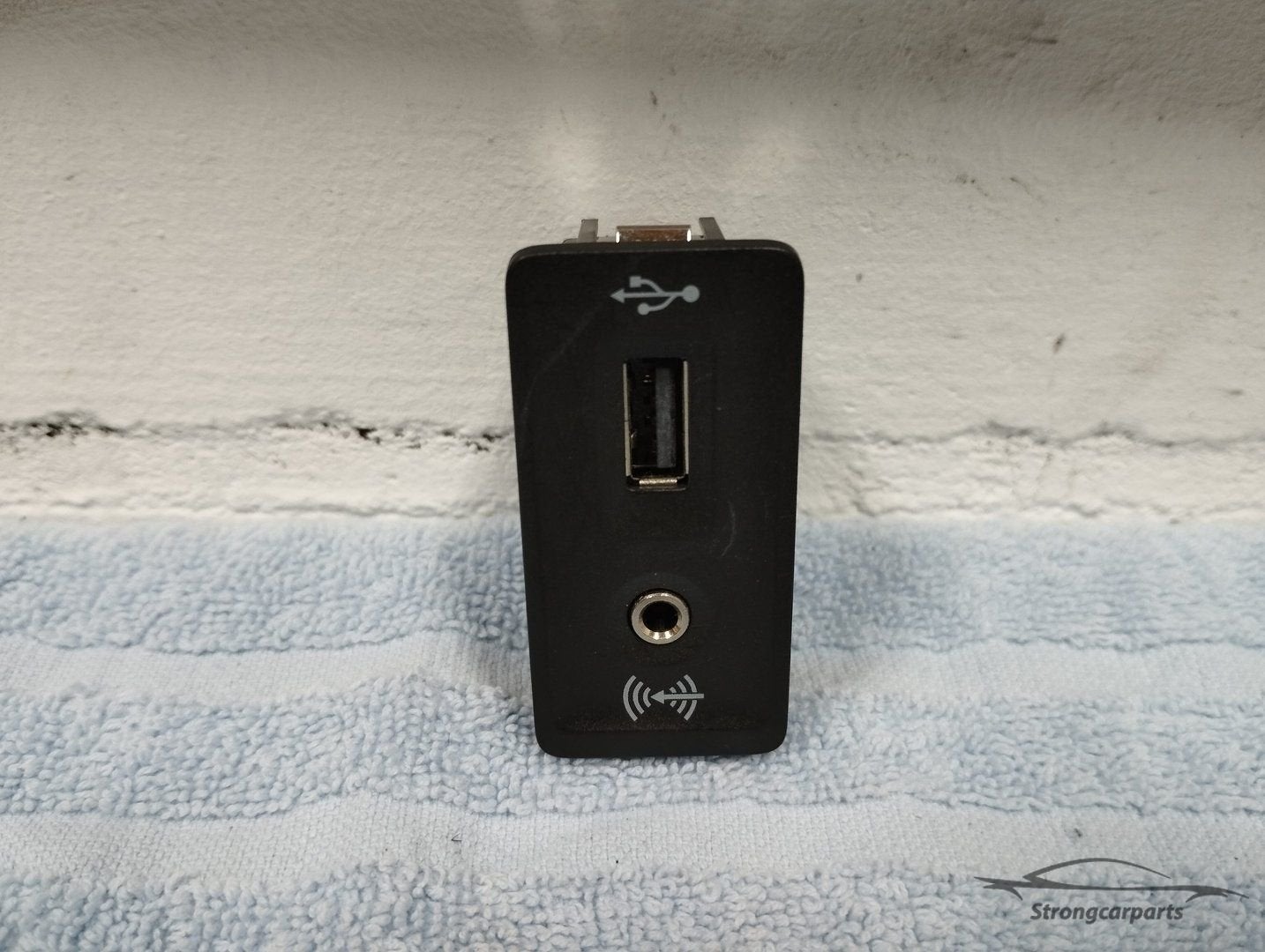 Aux/USB aansluiting Volkswagen Golf 7 5G1 5Q0035725, Auto-onderdelen, Gebruikt, -, Volkswagen, -