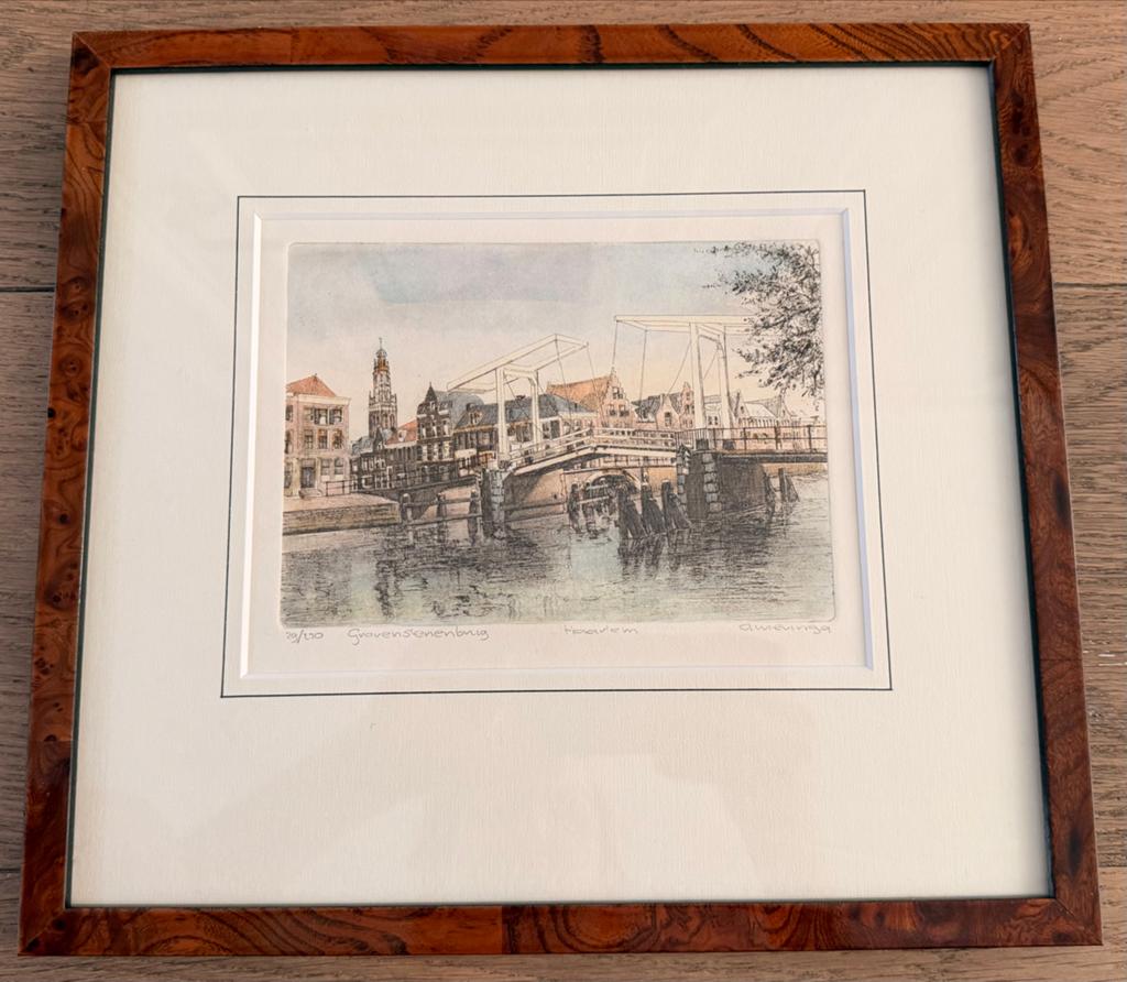 Gesigneerde ets van de Gravenstenenbrug in Haarlem, Antiek en Kunst, Stadsgezicht, Ophalen of Verzenden, 1950 - 1999, Genummerd