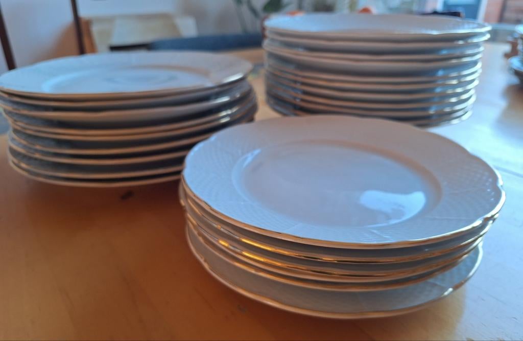 Thun servies, grote, diepe en kleine borden, wot met rand, Ophalen of Verzenden