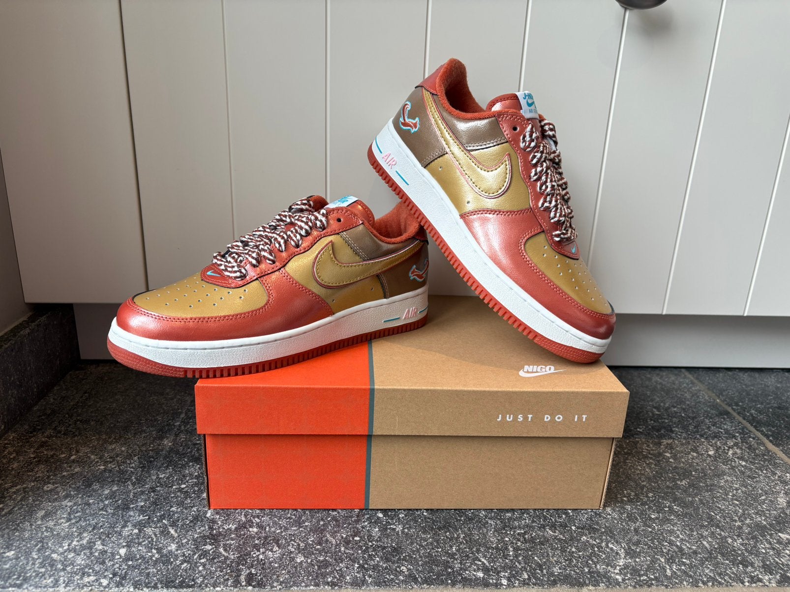Nike Air Force 1 x NIGO x J-Hope Burnt Sunrise Met. Gold 44, Overige kleuren, Nieuw, Ophalen of Verzenden, Sneakers of Gympen
