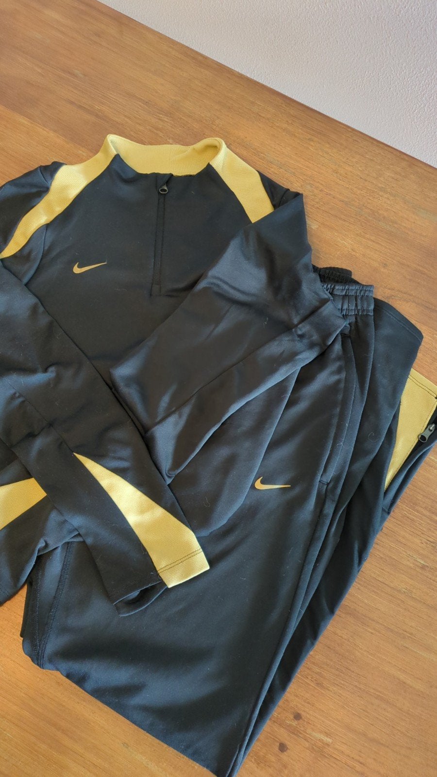 Nike trainingspak zwart met gouden accenten. Slim fit,, Jongen of Meisje, Ophalen of Verzenden, Zo goed als nieuw, Setje
