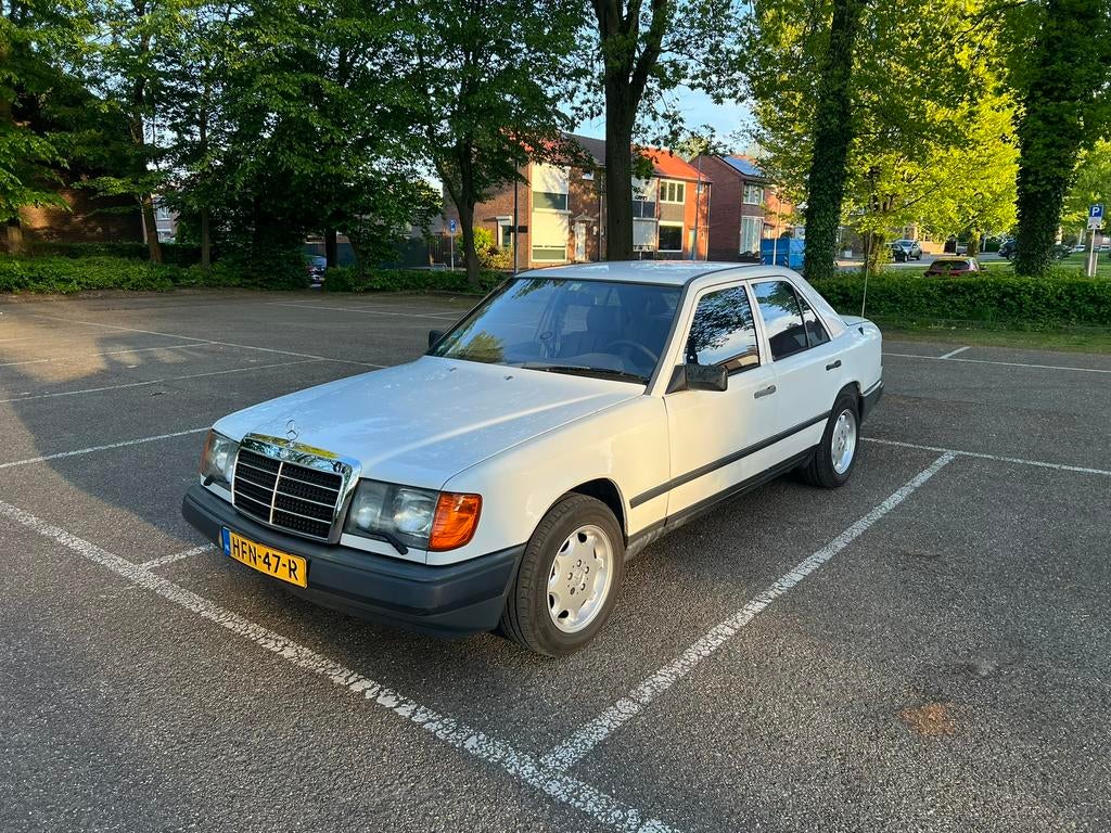Mercedes 200-Serie W124 230E 1987 Wit, Auto's, Mercedes-Benz, 4 cilinders, 1210 kg, Handgeschakeld, Particulier