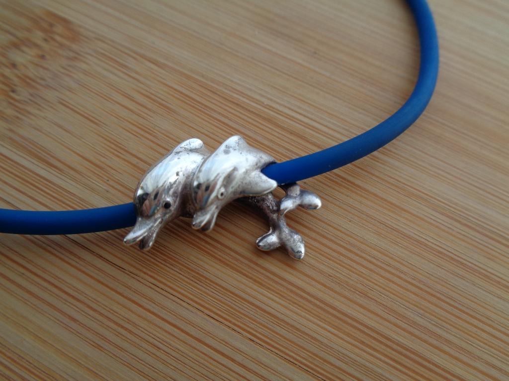 zilveren hanger dolfijnen aan blauw koord [051], Met hanger, Zo goed als nieuw, Zilver, Verzenden