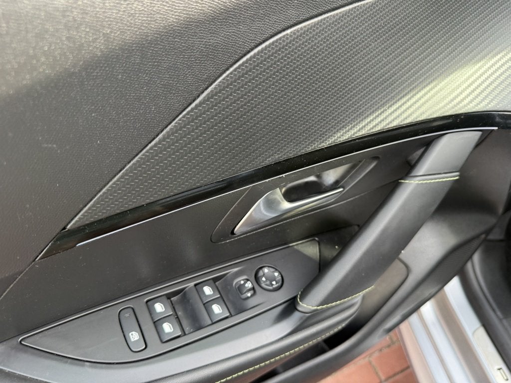 Foto 18 van Peugeot 208 1.2 Hybr e-DCS6 GT pano automaat Apple Carplay