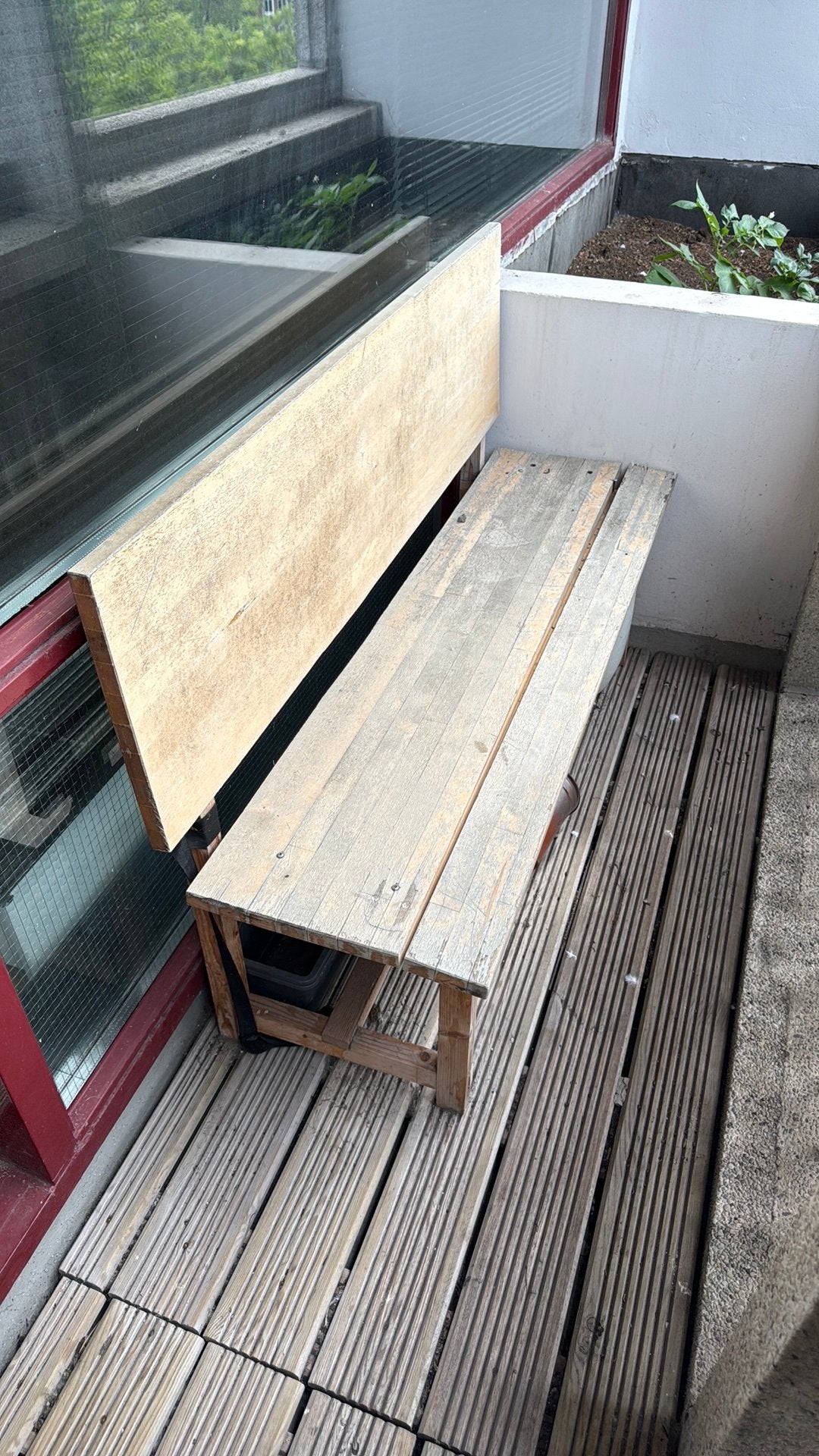 Gratis tuim/ balkon bankje - ca 1,5m, Ophalen, Zo goed als nieuw, Hout
