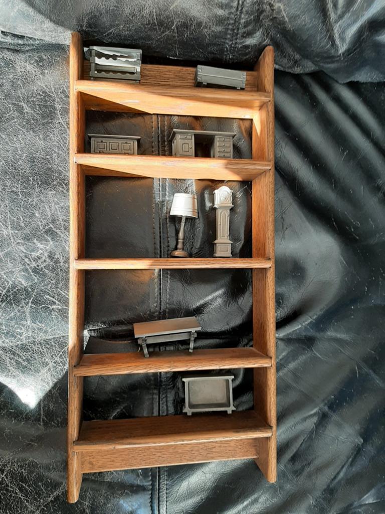 Set van 8 tinnen miniatuur meubeltjes op houten rek, Antiek en Kunst, Ophalen of Verzenden