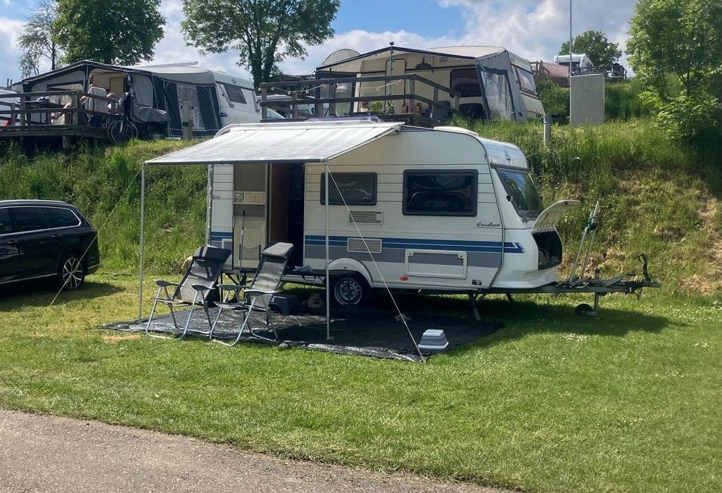 Zeer nette Hobby 400 caravan | Voortent + Zakluifel, Vast bed, Luifel, Hobby, Treinzit