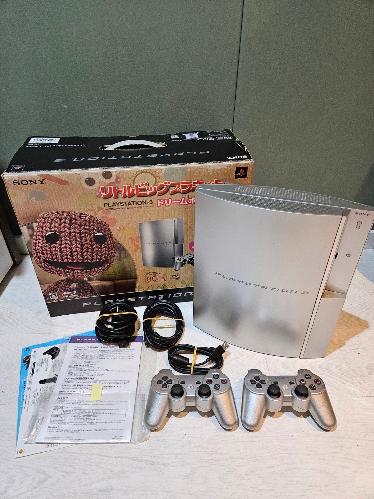 Sony PS3 Satin Silver Little Big Planet Edition CIB, Spelcomputers en Games, Phat, Met 2 controllers, Ophalen of Verzenden, Zo goed als nieuw