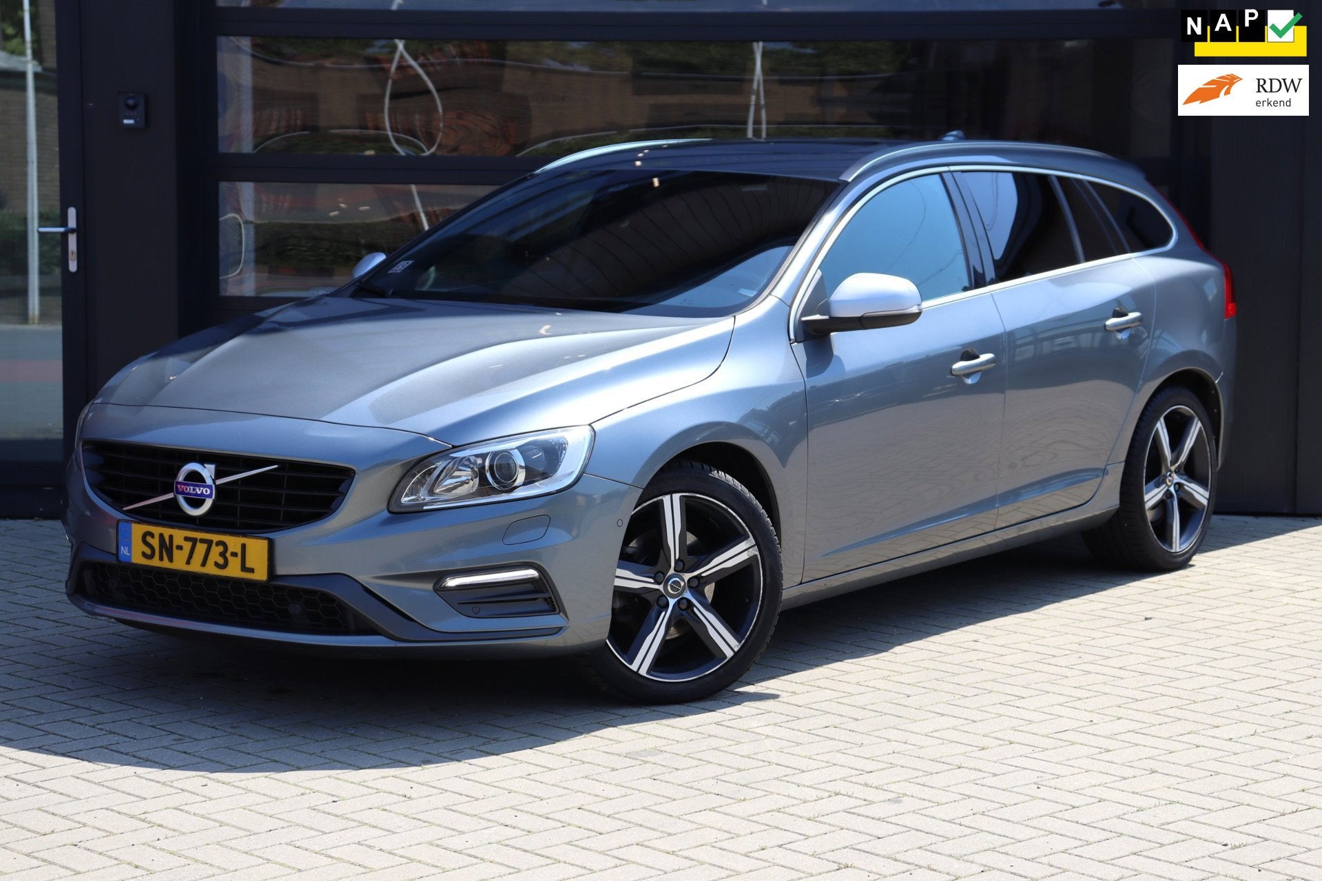 Volvo V60 2.0 T4 Business Sport R-Design | NAP | 190 PK | Pa, Gebruikt, Euro 6, 1969 cc, 1600 kg