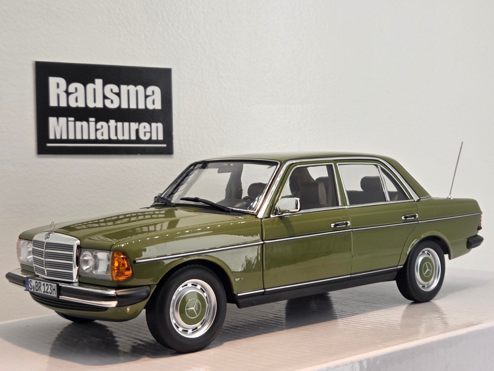 Mercedes-Benz 200 W123 Sedan - Grün - 1:18 Norev Dealerpack, Hobby en Vrije tijd, Modelauto's | 1:18, Auto, Nieuw, Ophalen of Verzenden