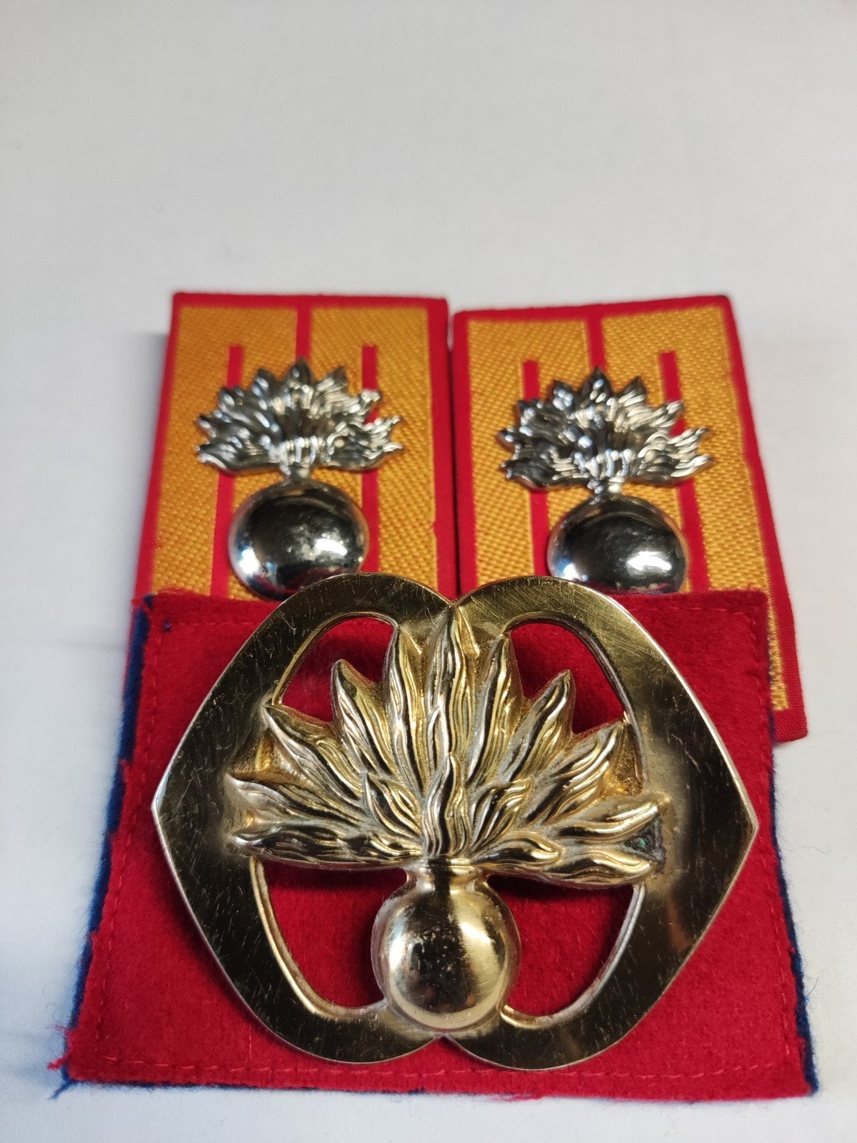 Setje Garde Grenadiers, Ophalen of Verzenden, Landmacht, Nederland, Embleem of Badge
