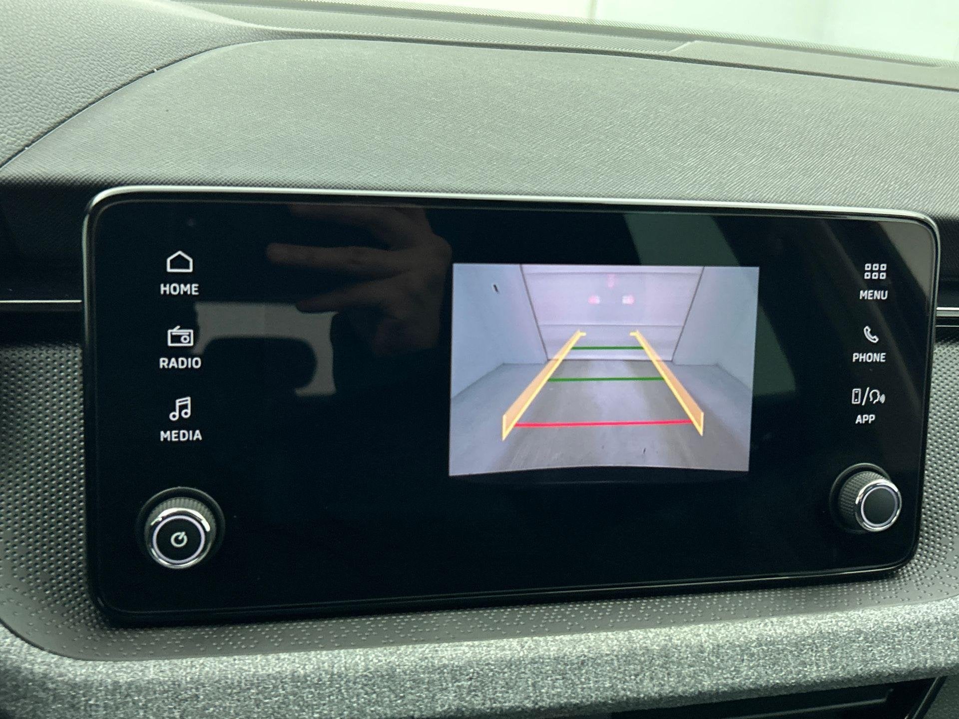 Skoda Kamiq 1.0 TSI Business Edition Automaat Navigatie Clim, Auto's, Gebruikt, Zwart, Lane Keeping Assist, 3 cilinders