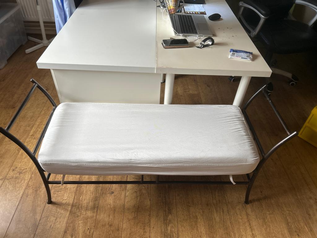 Metalen bankje met wit kussen, Ophalen, Minder dan 50 cm, Gebruikt, 125 cm of meer