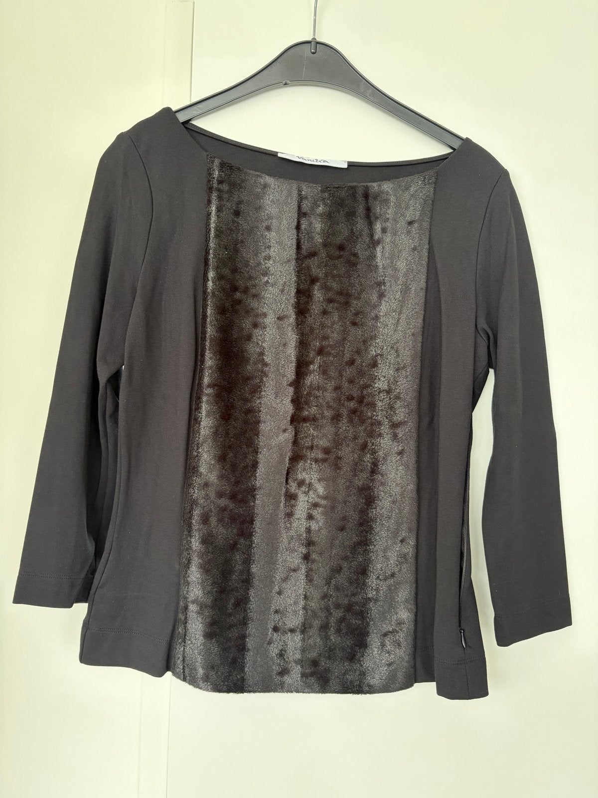Vanilia Zwarte top met 3/4 mouwen en bontdetail - Maat M, Kleding | Dames, Maat 38/40 (M), Verzenden, Zwart, Zo goed als nieuw