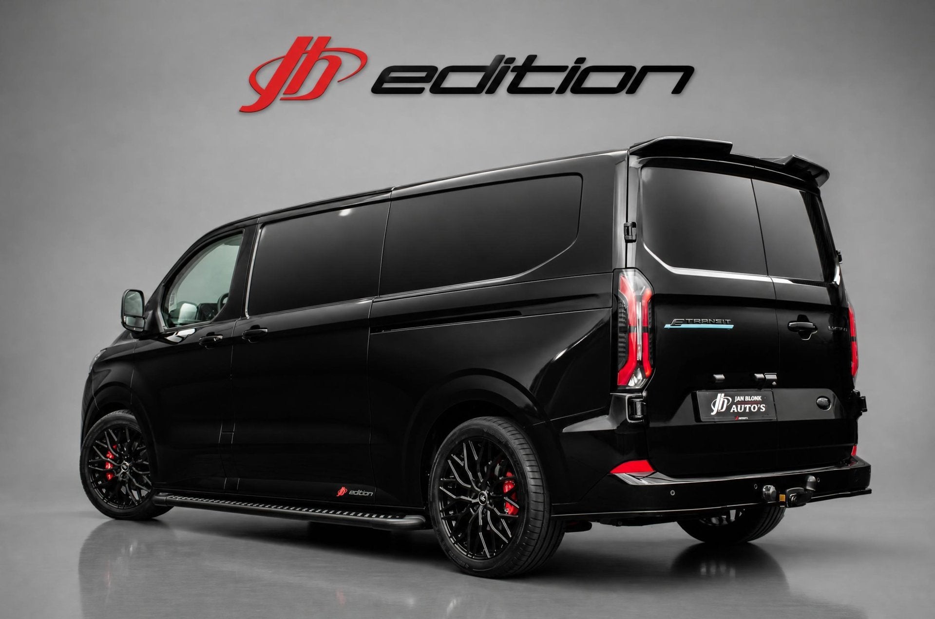 Ford E-Transit Cust. 340 L2H1 Limited 71 kWh 218PK / RAPTOR, Auto's, Automaat, Achterwielaandrijving, Zwart, Zwart