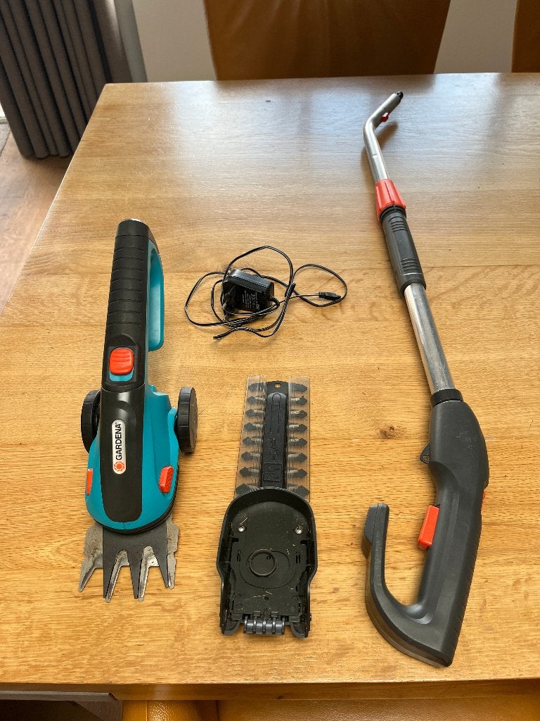Gardena gras- en buxusschaar met telescoopsteel op accu, Ophalen, Zo goed als nieuw, Overige soorten, Gardena
