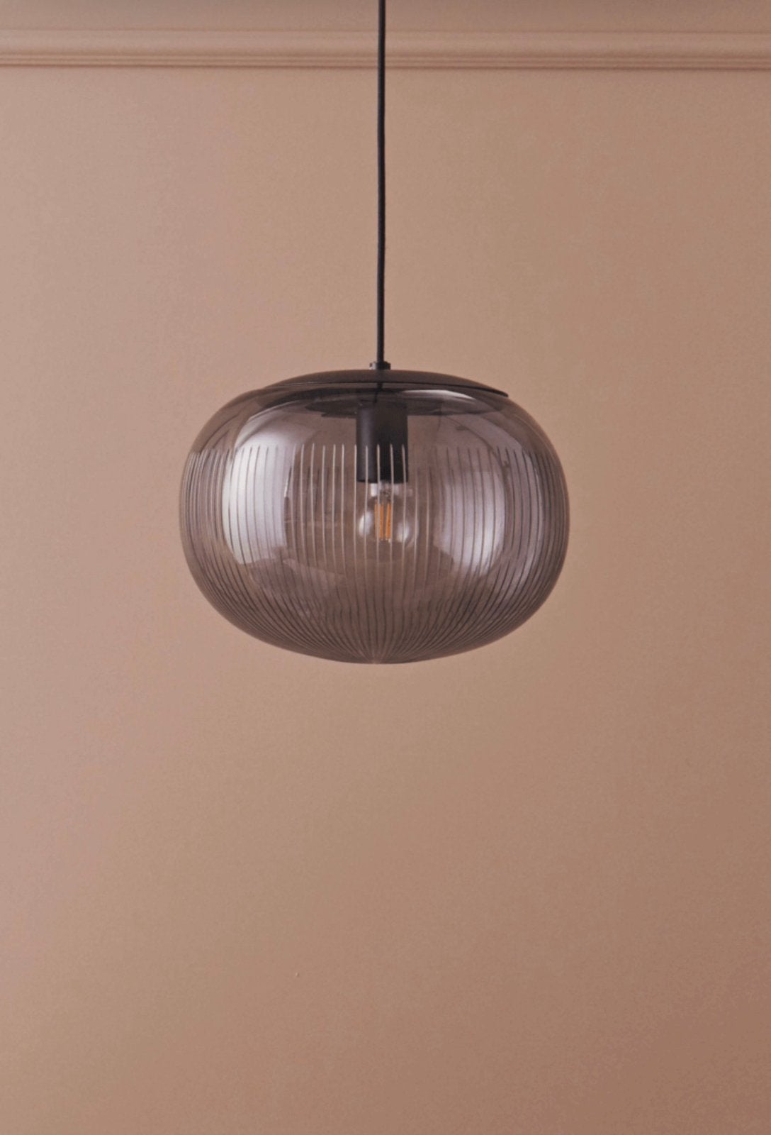 Bolia Kire Matt Black Smoke Glass hanglamp zgan, Huis en Inrichting, Lampen | Hanglampen, Ophalen, Zo goed als nieuw, Glas, E27 (groot)