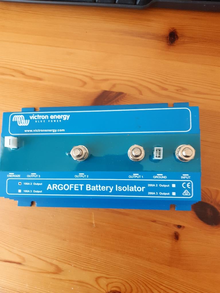 Te koop Victron accu scheider 100Amp 2 outputs, Ophalen of Verzenden, Zo goed als nieuw, Motor en Techniek, Zeilboot of Motorboot