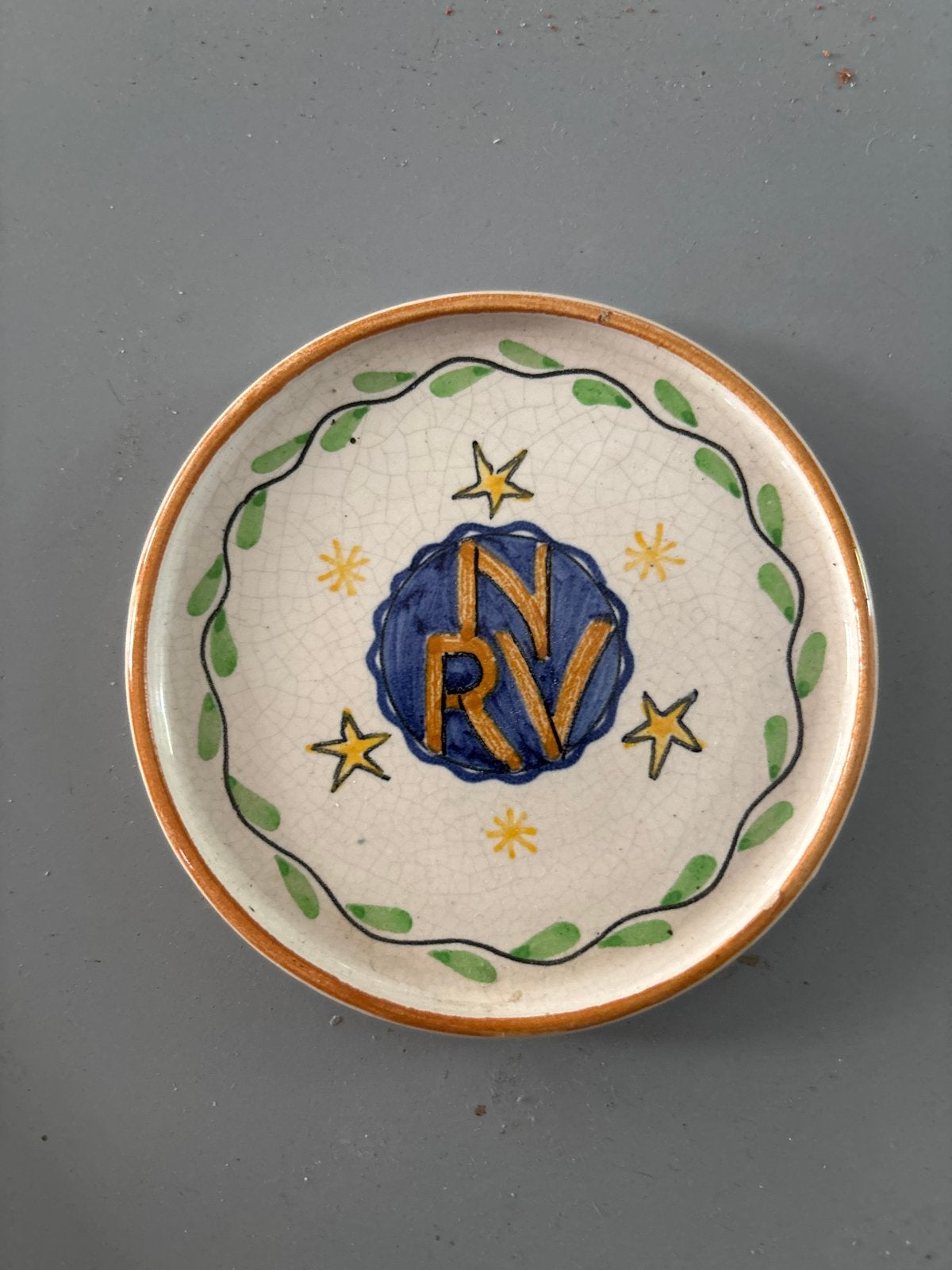 Vintage Goedewaagen Gouda schoteltje met initialen, Ophalen of Verzenden