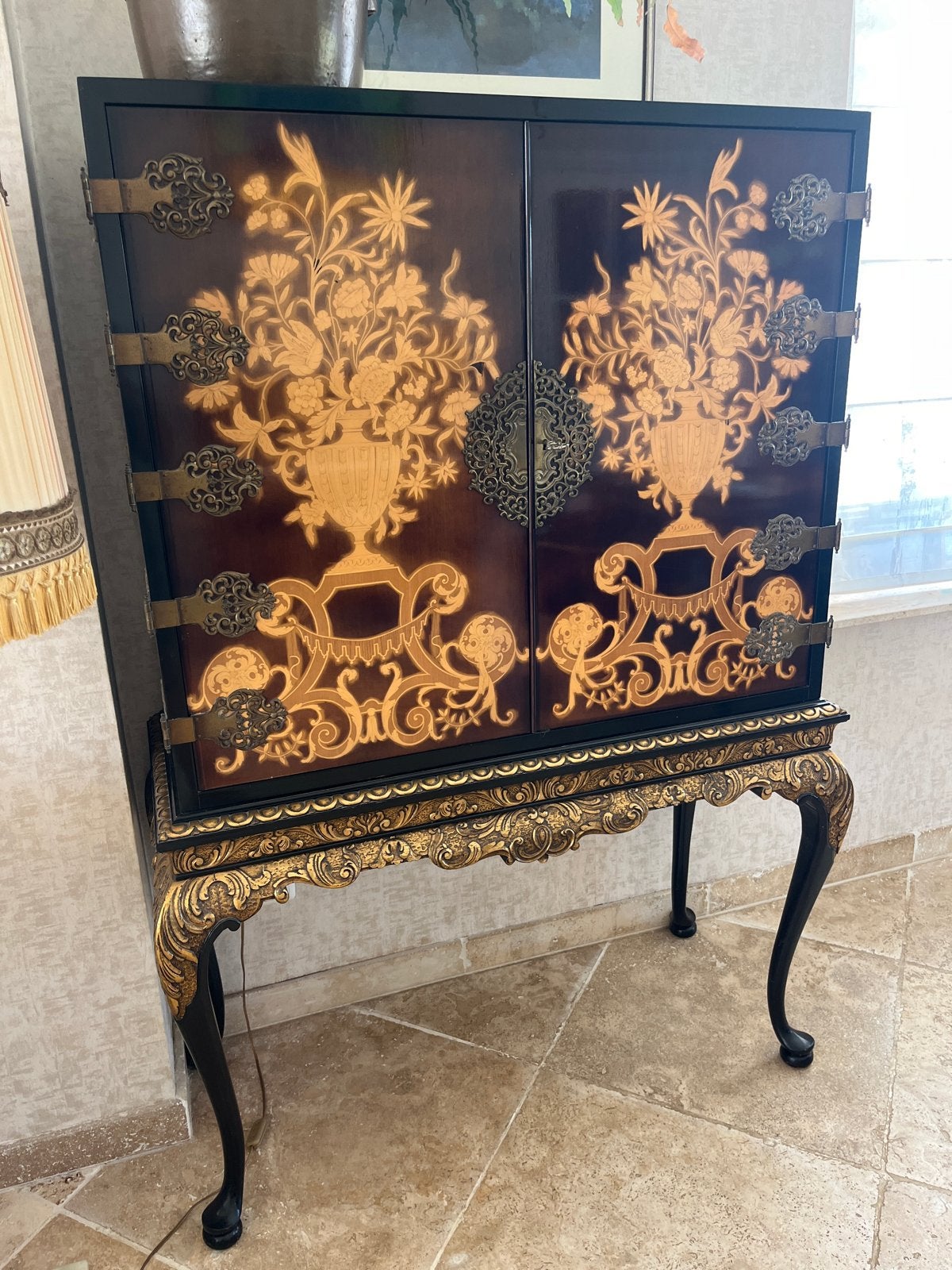 Oosterse drankenkast met spiegelinterieur, Ophalen