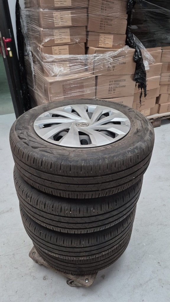 Volkswagen banden + wieldoppen 185/65 R15 H, Ophalen, Gebruikt