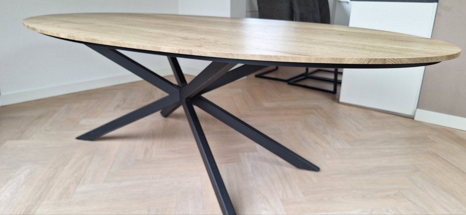 Zo goed als nieuwe ovale tafel met zwarte spinpoot., Ophalen, Kunststof, 100 tot 150 cm, 200 cm of meer