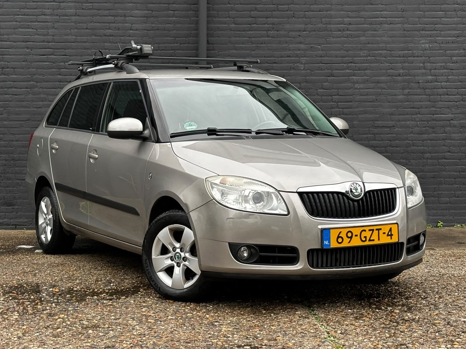 Skoda Fabia Combi 1.4-16V Elegance CARPLAY|AIRCO|ELEK RAMEN|, Auto's, Voorwielaandrijving, Zwart, 4 cilinders, Beige