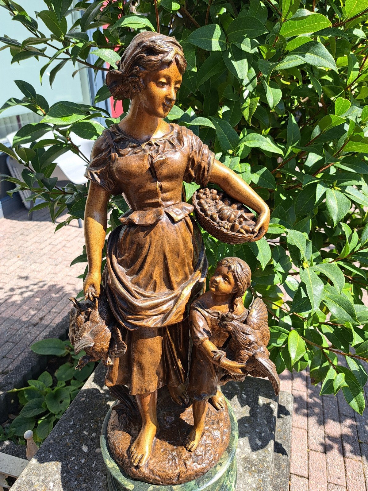 Groot zamak beeld van moeder met kind en hanen, Ophalen, Brons, 1 meter - 2 meter, Beeld