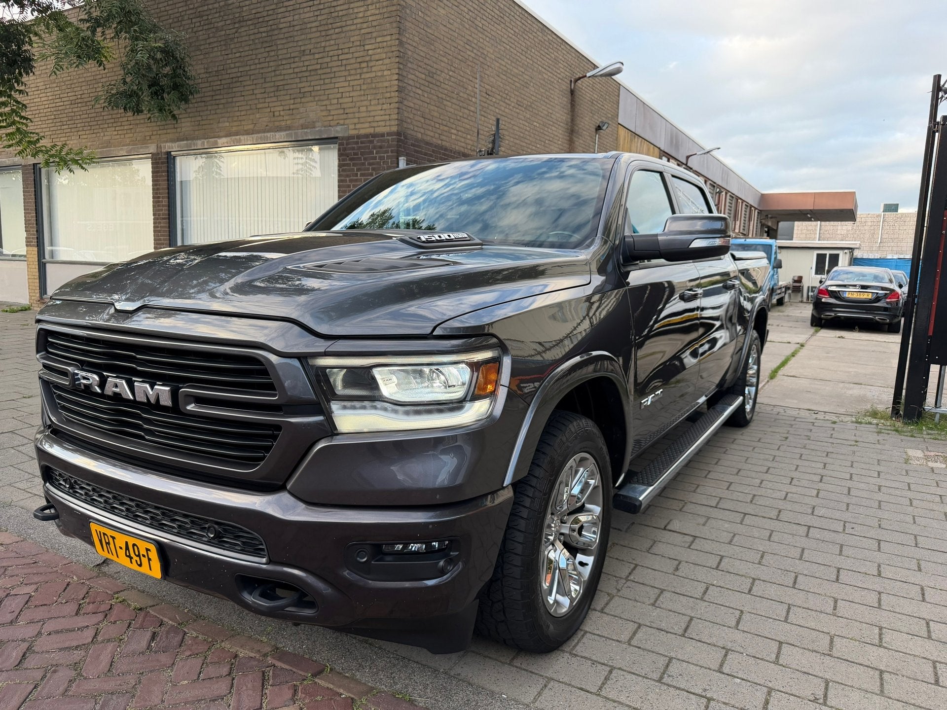 Ram RAM 1500 LARAMIE 5.7 V8 4x4 HEMI / NAP, Auto's, Bestelauto's, Gebruikt, 5654 cc, Origineel Nederlands, Bedrijf