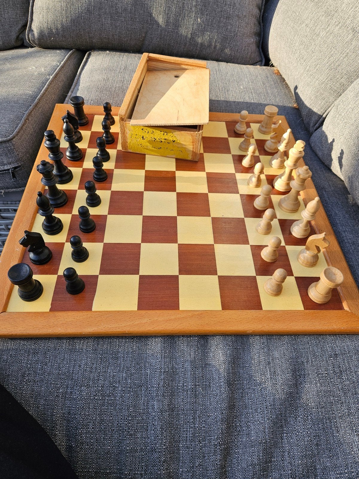 Groot houten schaakspel met houten opbergdoosje, compleet, Gebruikt, Een of twee spelers, Onbekend, Ophalen of Verzenden
