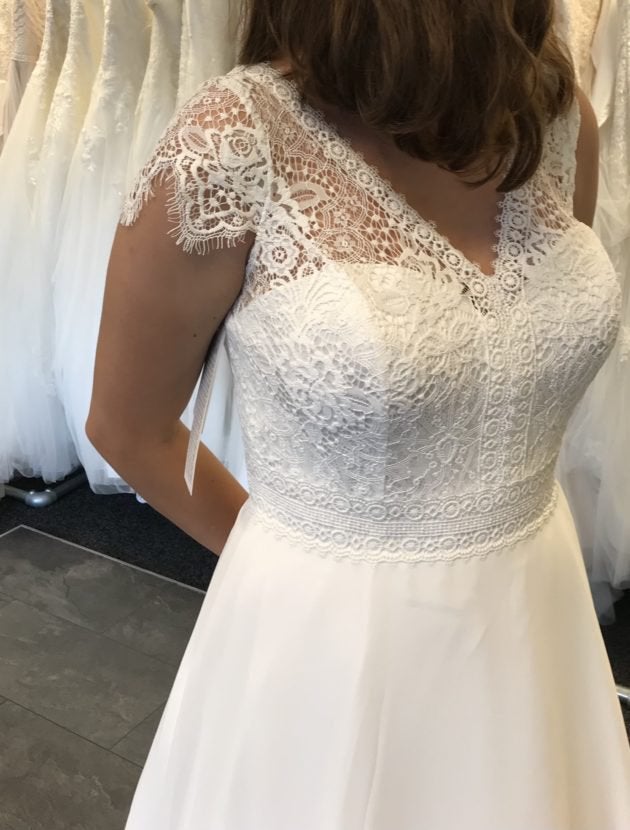 Trouwjurk maat 46 met kanten mouwtje, Kleding | Dames, Trouwkleding en Trouwaccessoires, Ophalen of Verzenden, Zo goed als nieuw