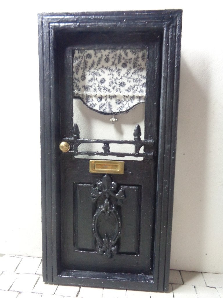 Zwart/wit gordijntje …..Poppenhuis 1:12 Foto nr R65, Ophalen of Verzenden, Nieuw, Poppenhuis