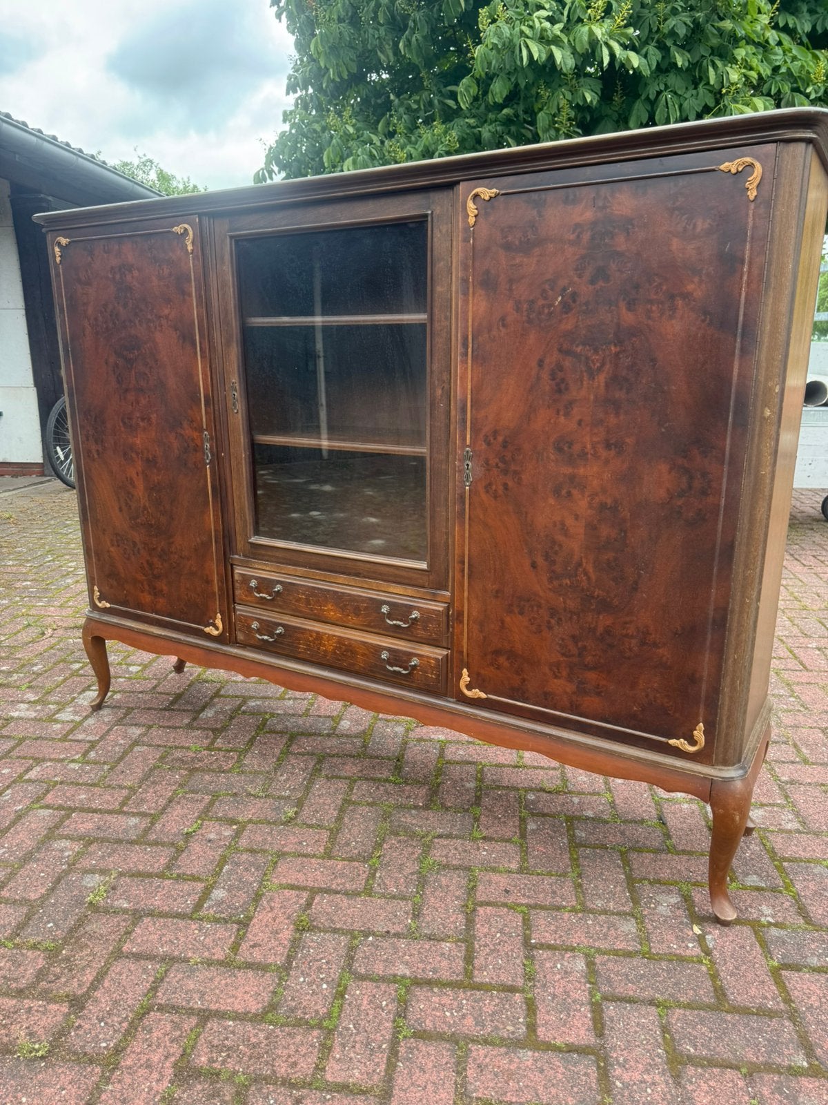 Vintage vitrinekast / servieskast met wortelnotenfineer, Antiek en Kunst, Antiek | Meubels | Kasten, Ophalen of Verzenden