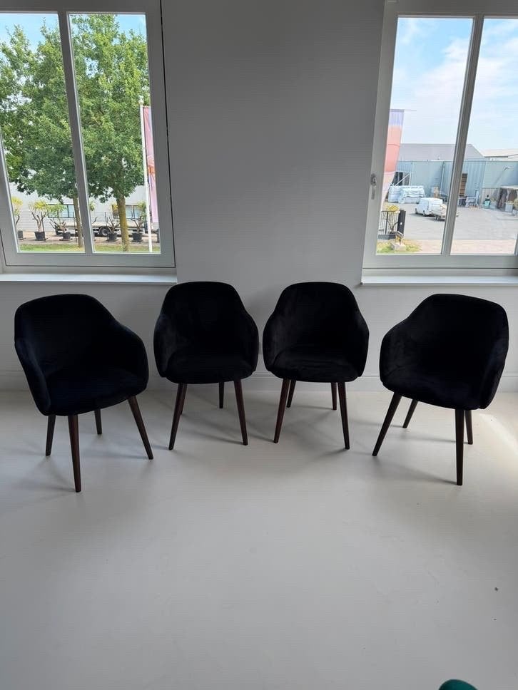 4 zwarte eetkamer stoelen - showroom model -, Huis en Inrichting, Ophalen of Verzenden, Zo goed als nieuw, Zwart, Vijf, Zes of meer stoelen