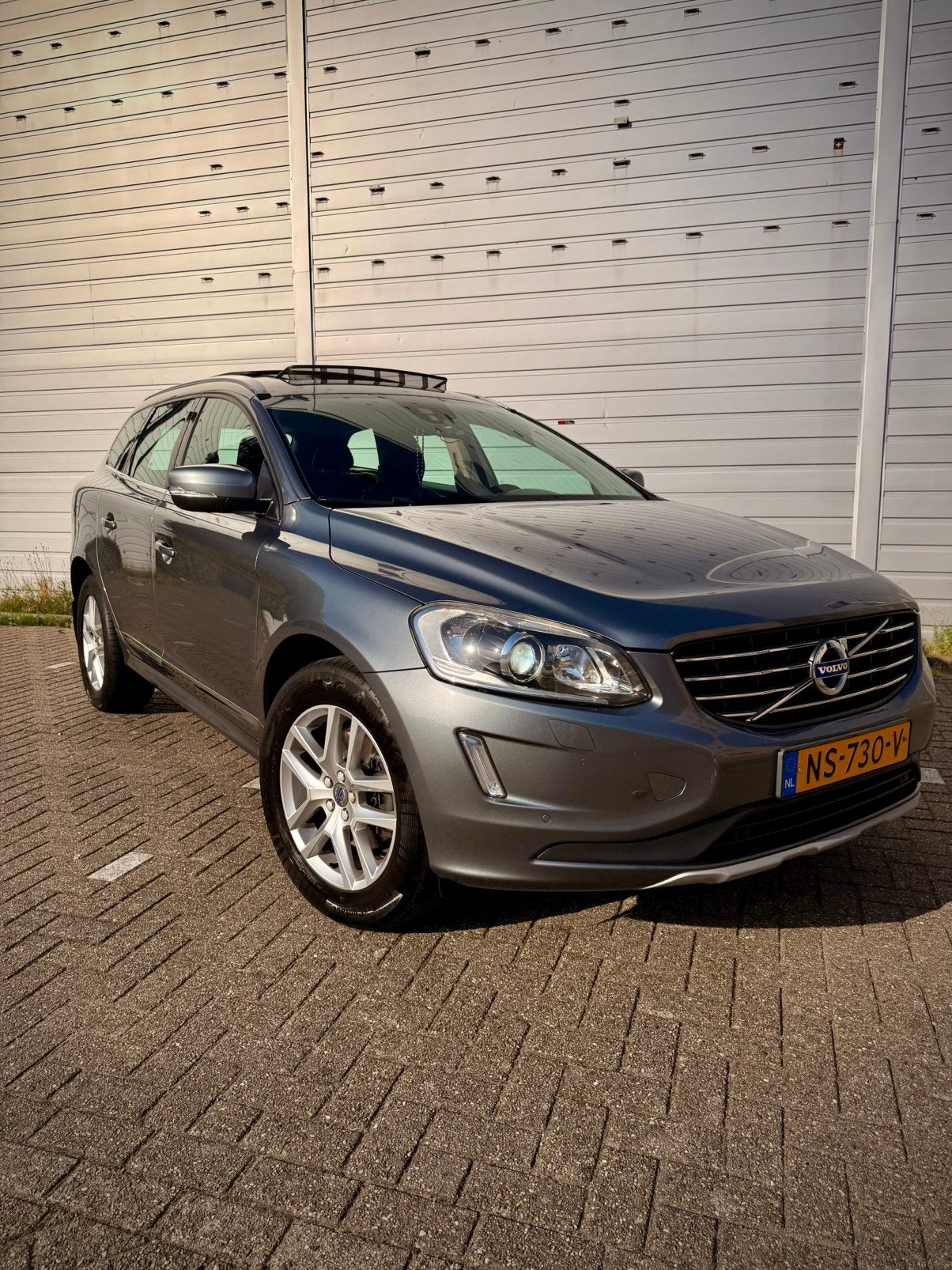 Volvo XC60 2.4 D5 AWD Geartronic 2017 Grijs || VOL ||, Automaat, 1698 kg, 197 €/maand, 2000 kg