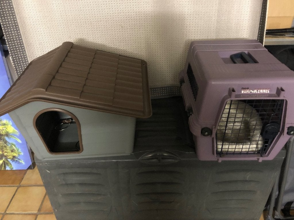 Originele Vario honden reiskennel +  hondenhuisje, Ophalen, Zo goed als nieuw