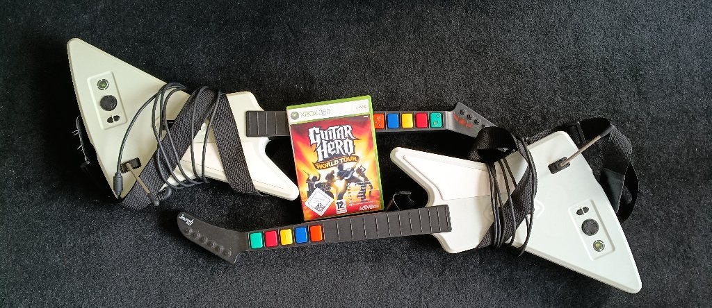 guitar hero world tour met 2 xplorer gitaren xbox 360, Ophalen, Muziek, Zo goed als nieuw, 3 spelers of meer