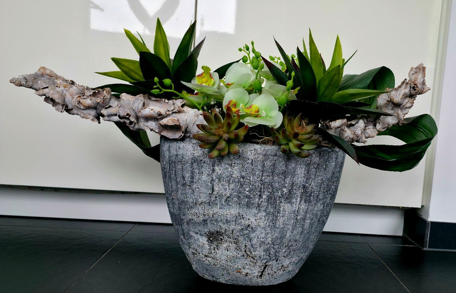 Stenen vaas met kunstplanten en bloemen, Ophalen, Inclusief decoratie, Zo goed als nieuw, Grijs