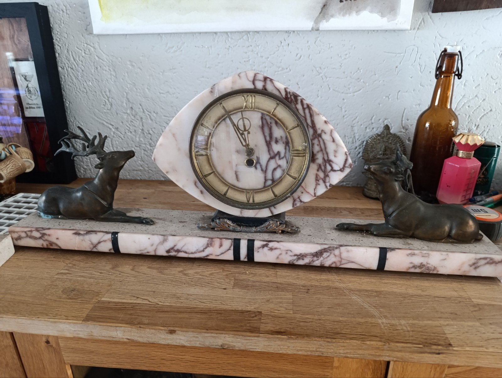 Antieke Art Deco marmeren schouwklok met hertenfiguren, Ophalen of Verzenden