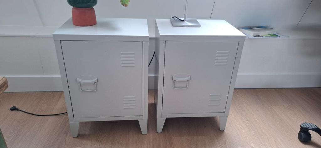 Nachtkastjes locker twee stuks, Huis en Inrichting, Slaapkamer | Nachtkastjes, Ophalen of Verzenden, Zo goed als nieuw, Minder dan 45 cm